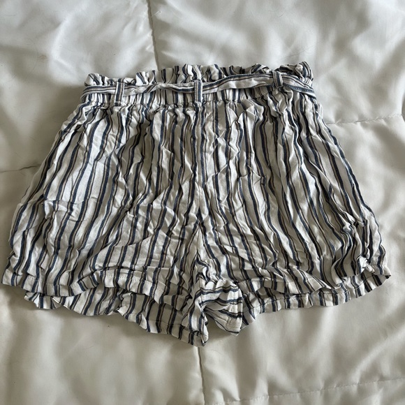 HOLLISTER ULTRA HIGH RISE SHORTS ✨ - Picture 3 of 3